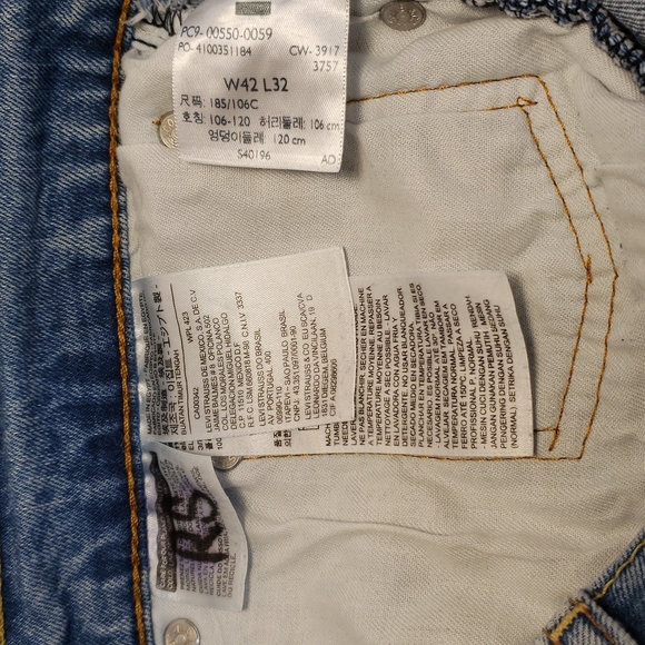 Levi's 550  Size42 by 32 light wash jeans   D27 - Picture 6 of 8